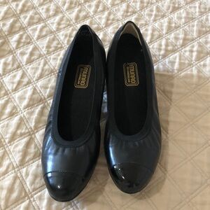 Munro cap toe pumps